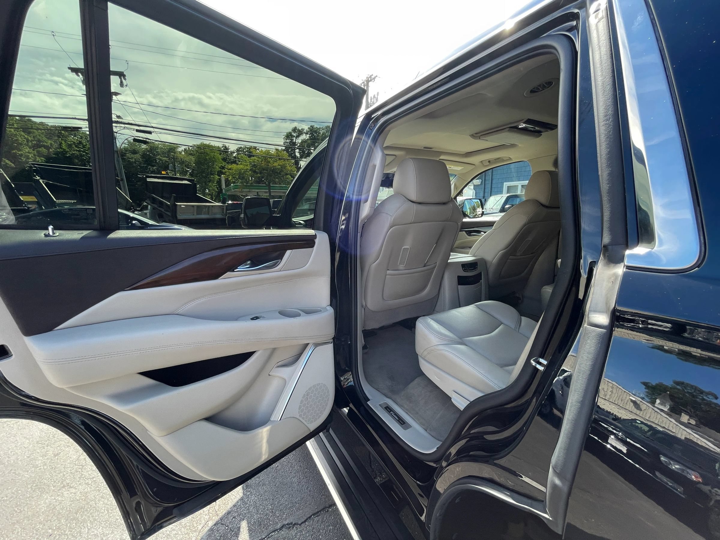 Used 2017 Cadillac Escalade Premium Luxury AWD/4WD image 24
