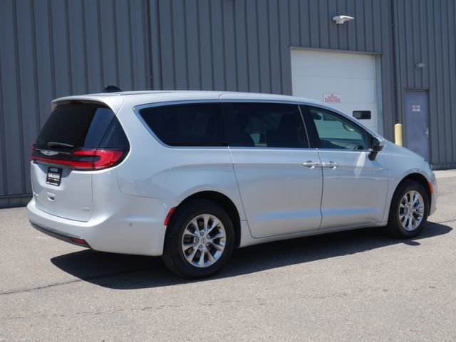 Used 2023 Chrysler Pacifica Touring-L w/ Uconnect Theater Family Group AWD/4WD image 10