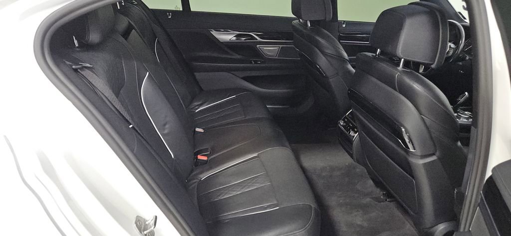 Used 2017 BMW 750i xDrive image 14