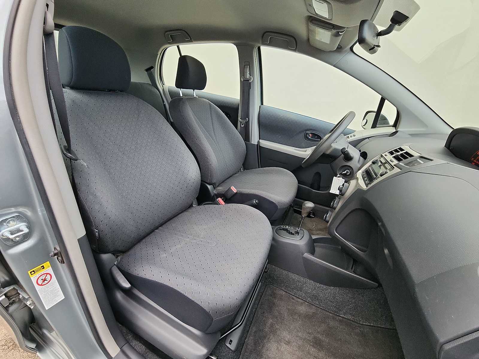 Used 2011 Toyota Yaris 4-Door Hatchback image 25