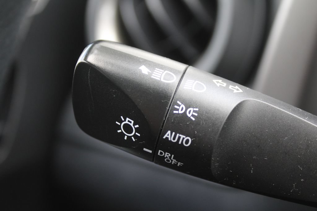 Used 2018 Toyota RAV4 LE FWD image 27
