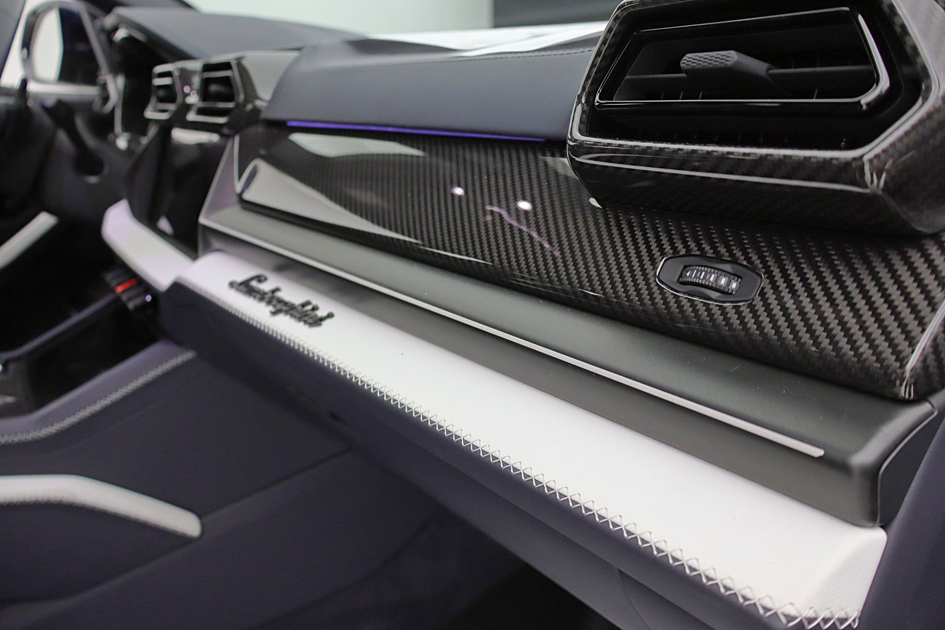 Used 2025 Lamborghini Urus SE AWD/4WD image 38