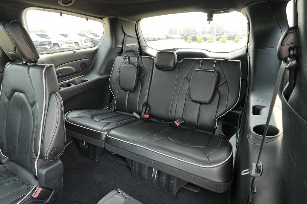 Used 2025 Chrysler Pacifica Limited FWD image 20