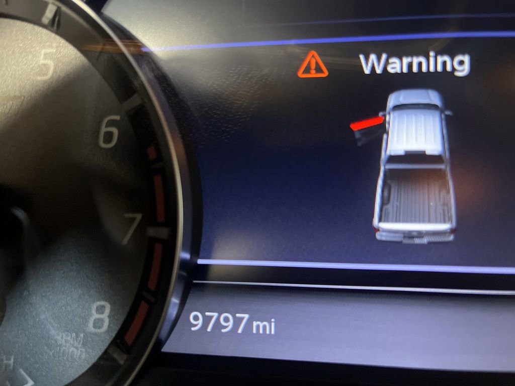 Used 2021 Nissan Titan SV w/ SV Convenience Package image 2