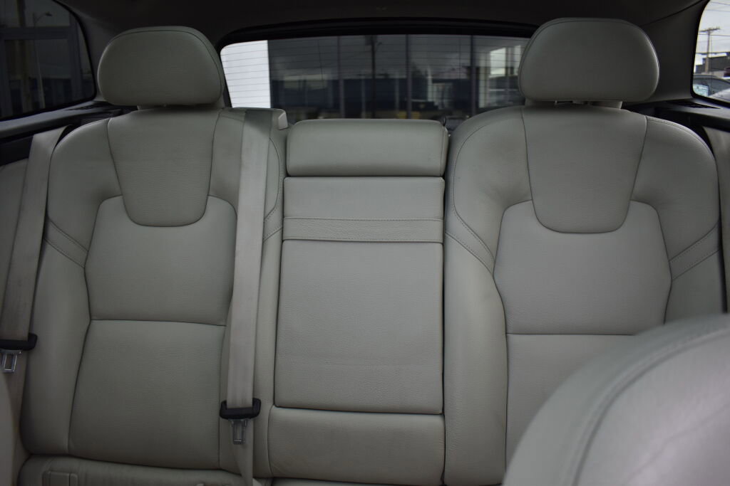 Used 2018 Volvo XC60 T8 Inscription w/ Vision Package image 30