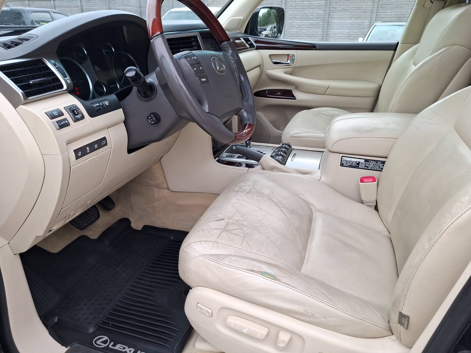 Used 2013 Lexus LX 570 4WD w/ Luxury Pkg image 14