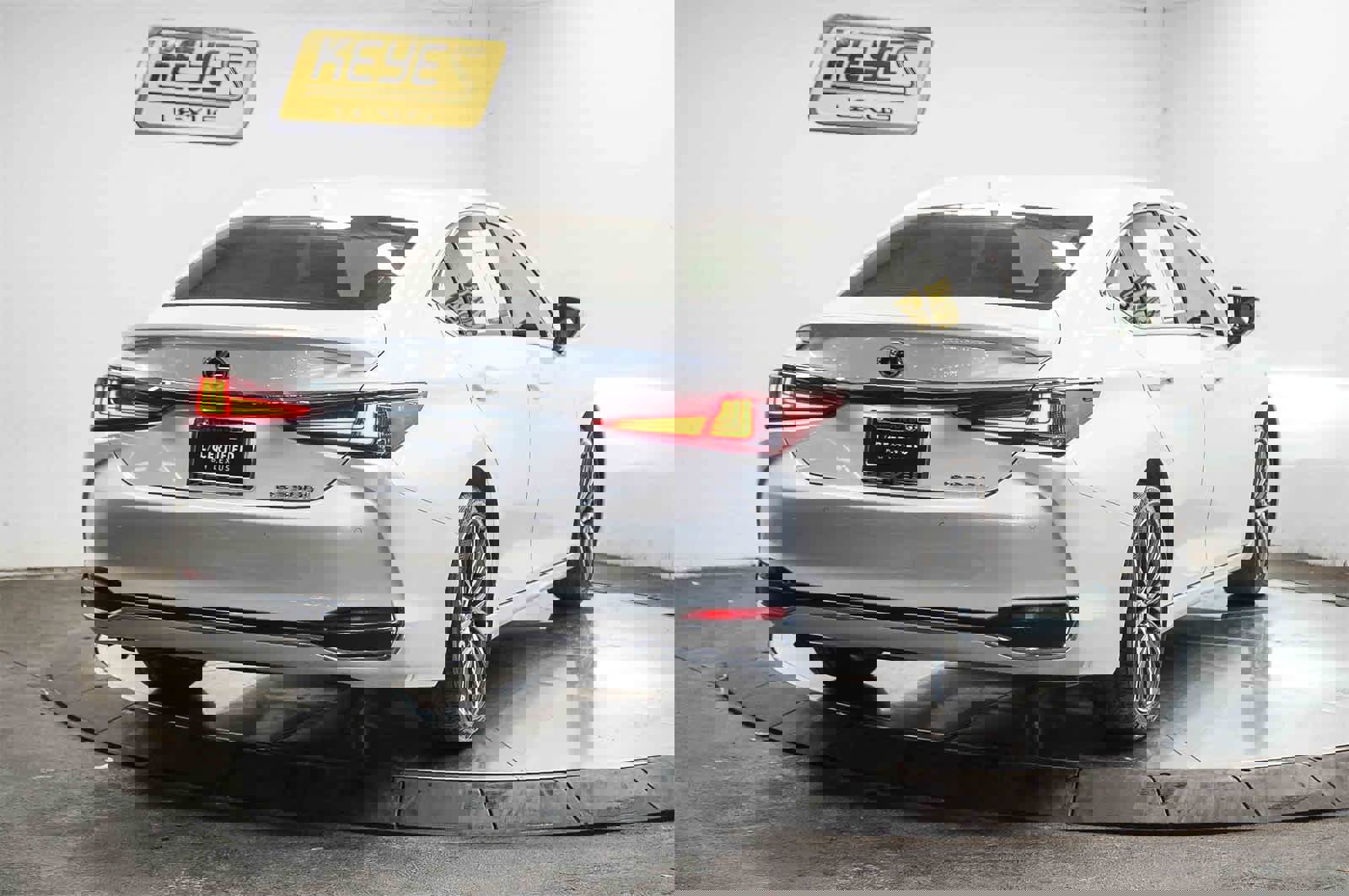 Used 2025 Lexus ES 300h w/ Premium Package image 4