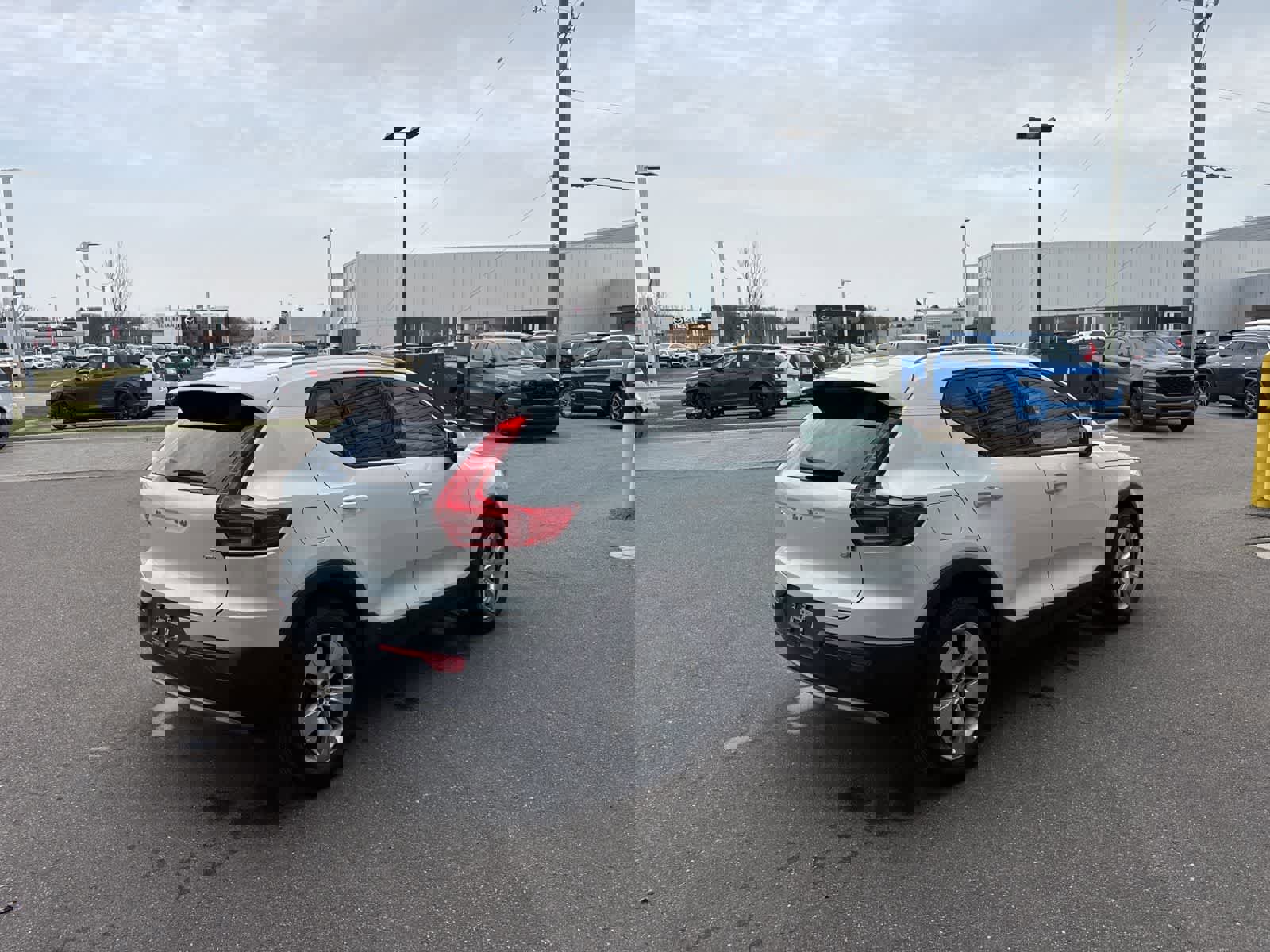 Used 2022 Volvo XC40 T5 Momentum image 3