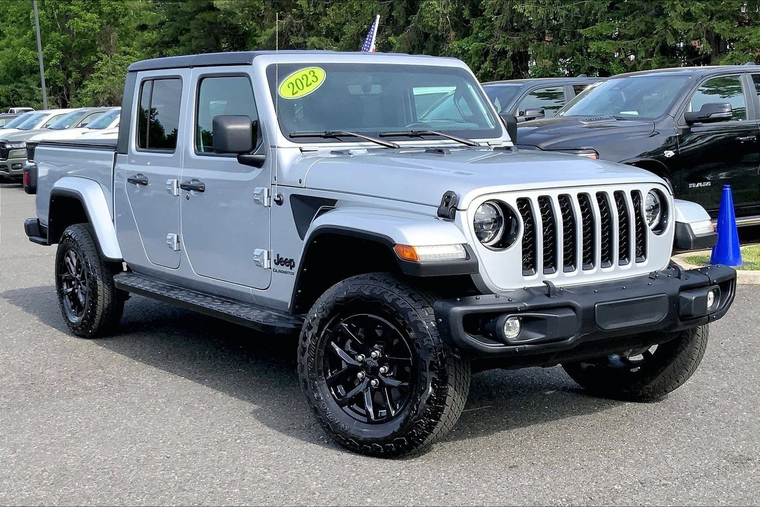 Certified 2023 Jeep Gladiator Sport AWD/4WD image 2