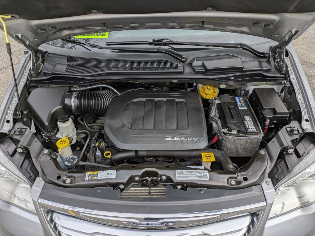 Used 2016 Chrysler Town & Country Touring-L image 40