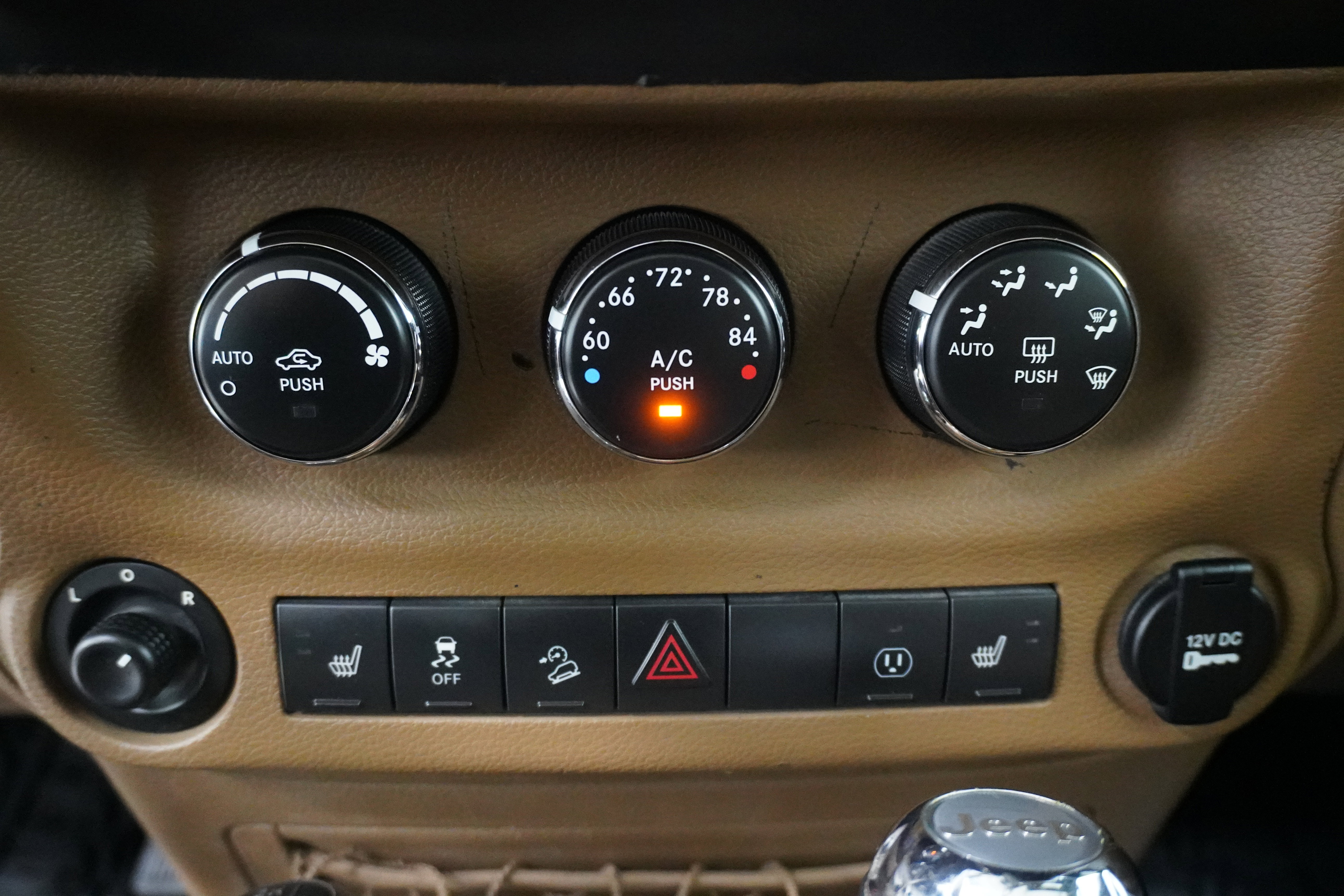 Used 2014 Jeep Wrangler Unlimited Sahara w/ Connectivity Group image 17
