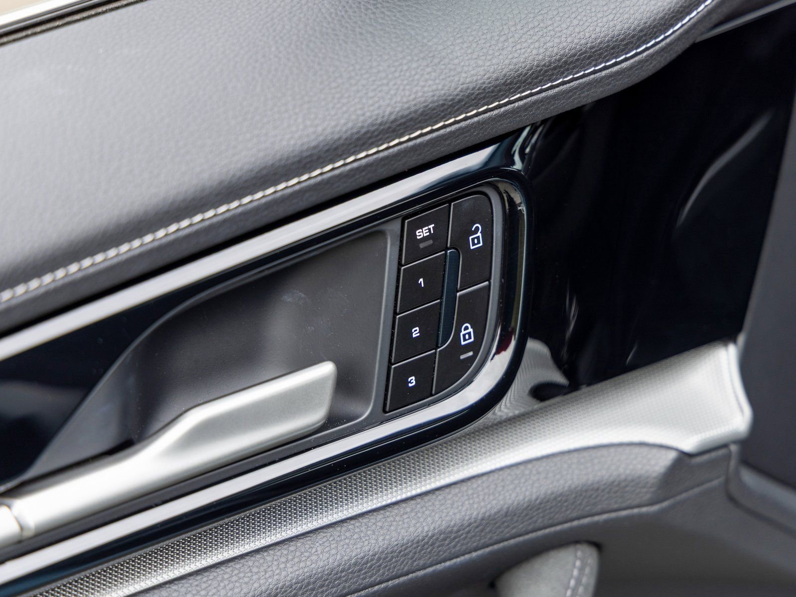 Certified 2025 Porsche Panamera 4 image 24