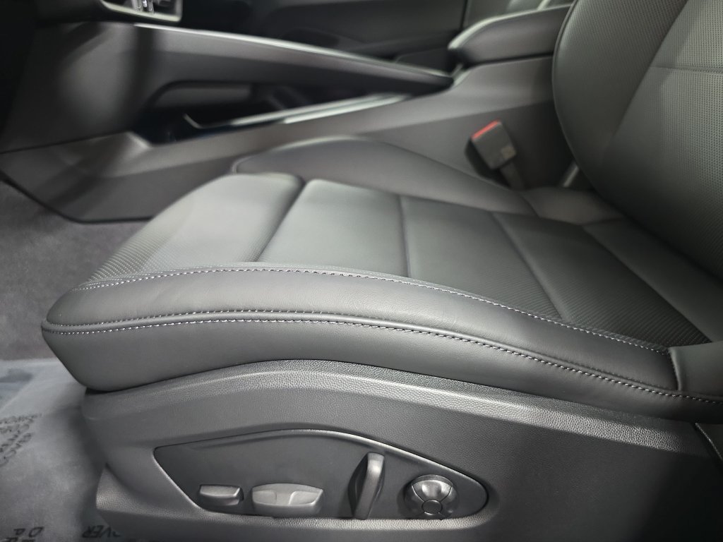 New 2026 Porsche Macan Electric RWD image 23