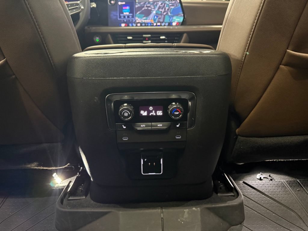 Used 2025 Chevrolet Suburban High Country AWD/4WD image 18