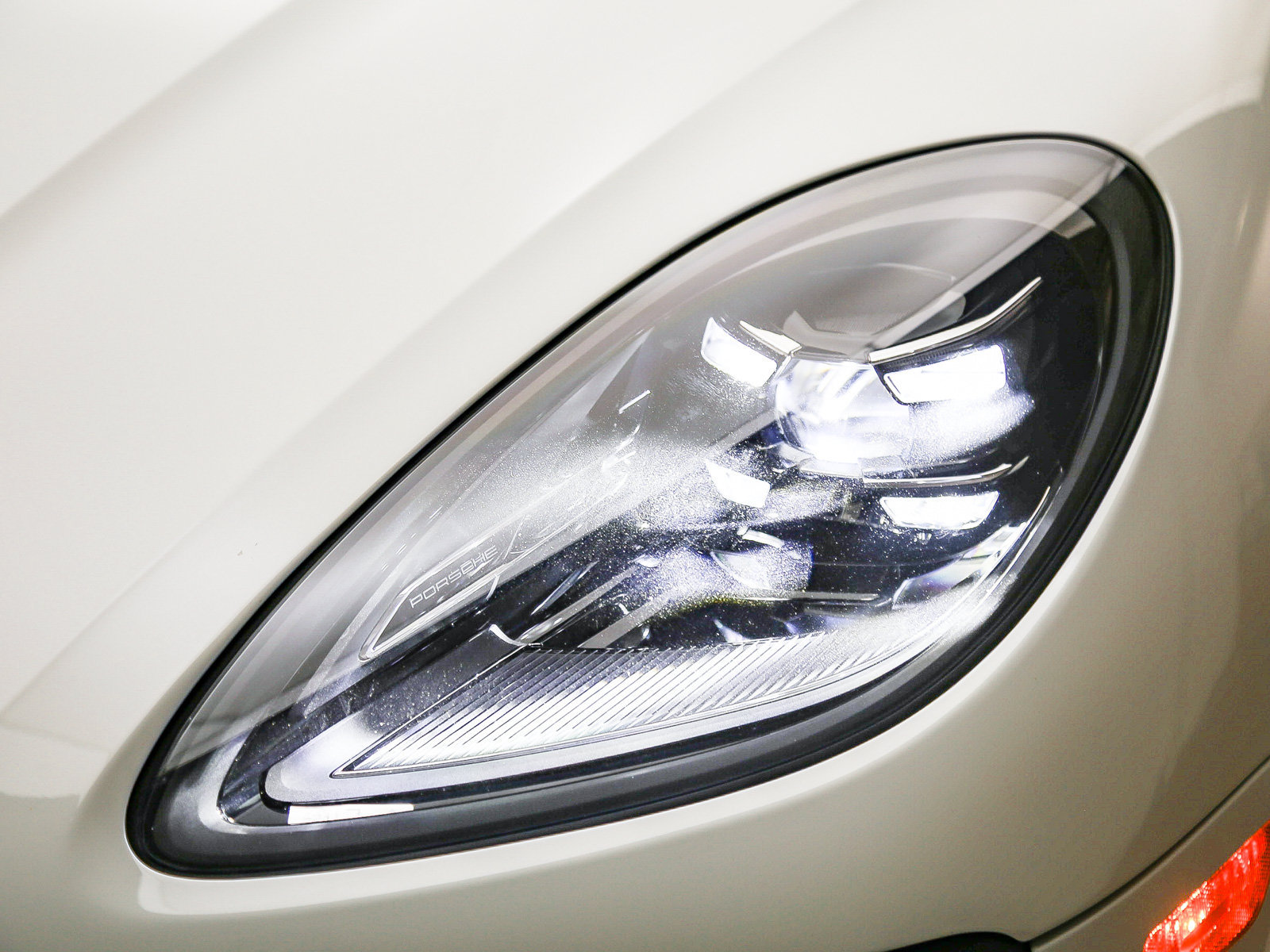 Certified 2024 Porsche Macan AWD/4WD image 11
