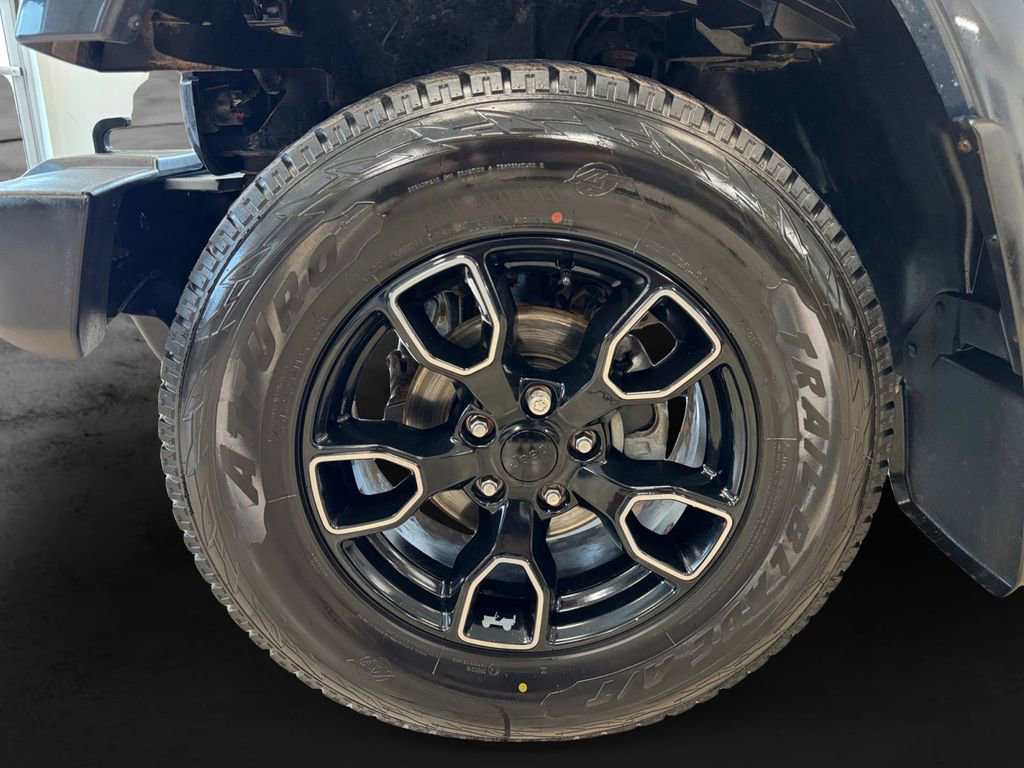 Used 2018 Jeep Wrangler Unlimited Sahara w/ Max Tow Package image 9