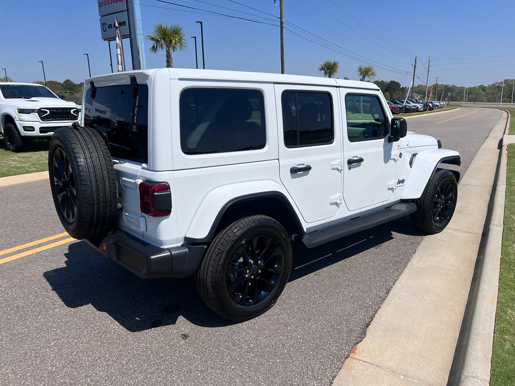 Used 2025 Jeep Wrangler Sahara image 8