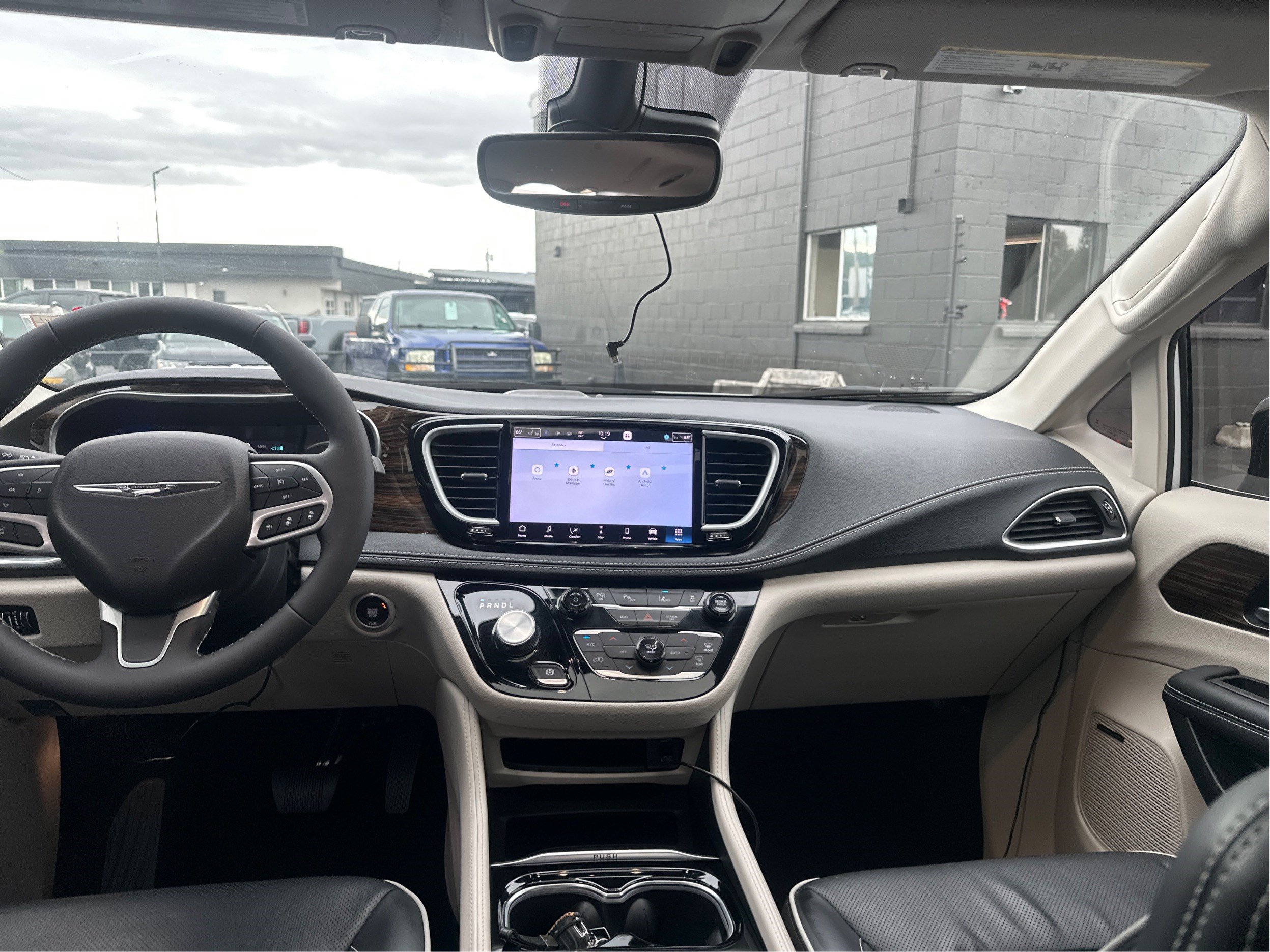 Used 2023 Chrysler Pacifica Limited w/ Uconnect Theater Family Group FWD image 30