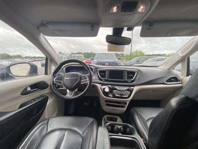 Used 2020 Chrysler Pacifica Touring-L FWD image 5