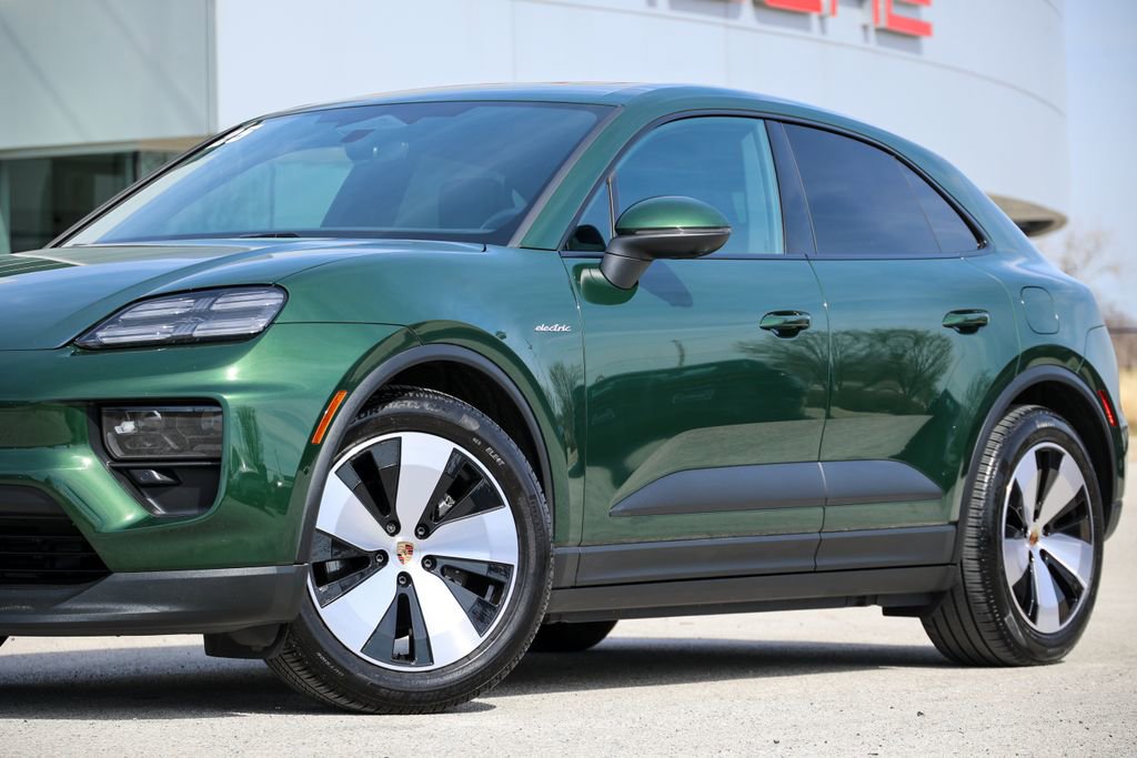 Certified 2025 Porsche Macan 4 Electric image 38