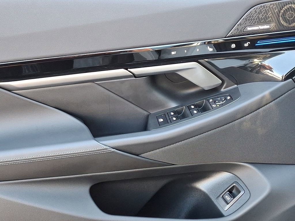 Used 2025 BMW 530i xDrive image 13