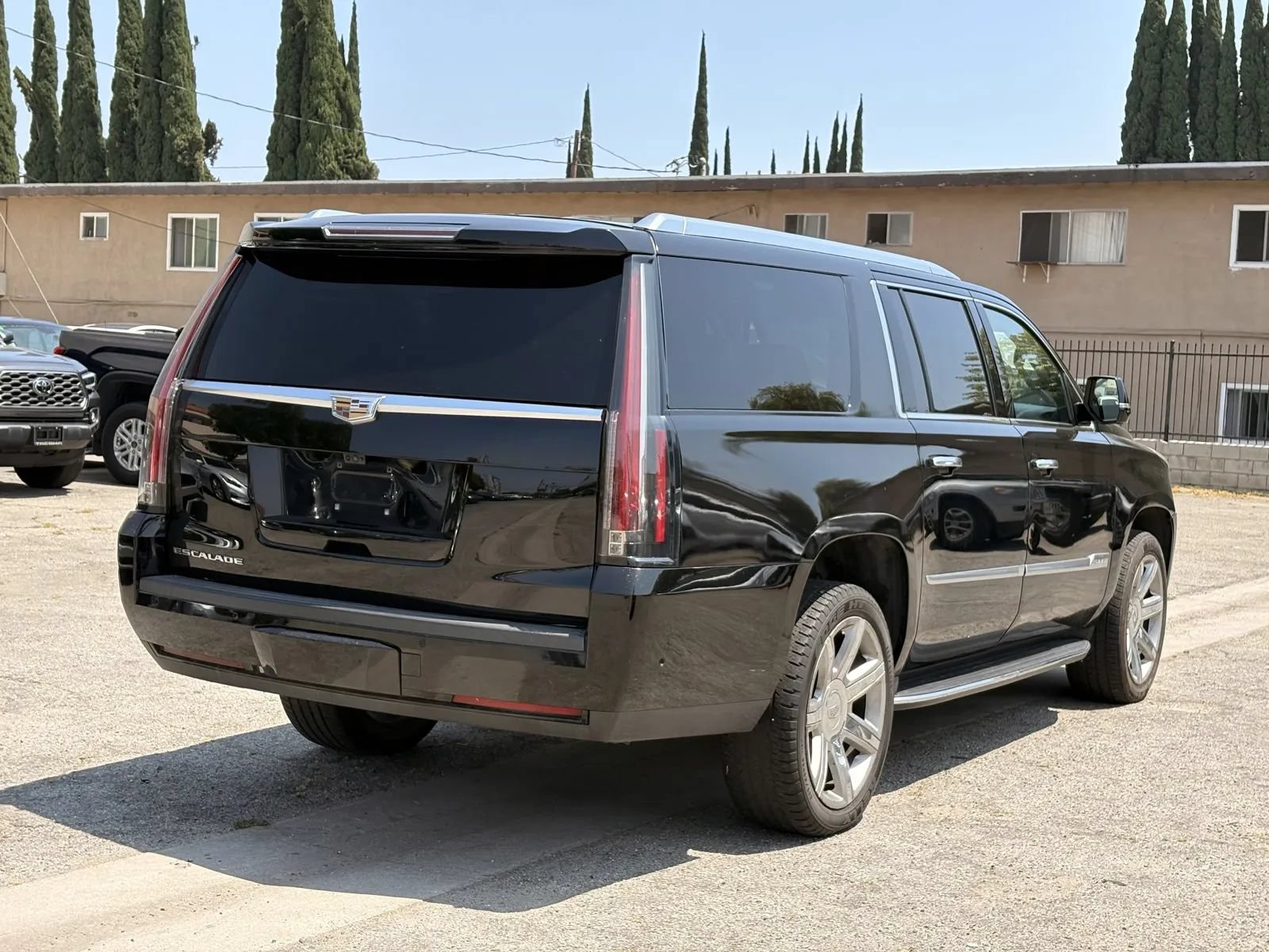 Used 2019 Cadillac Escalade ESV Luxury RWD image 4