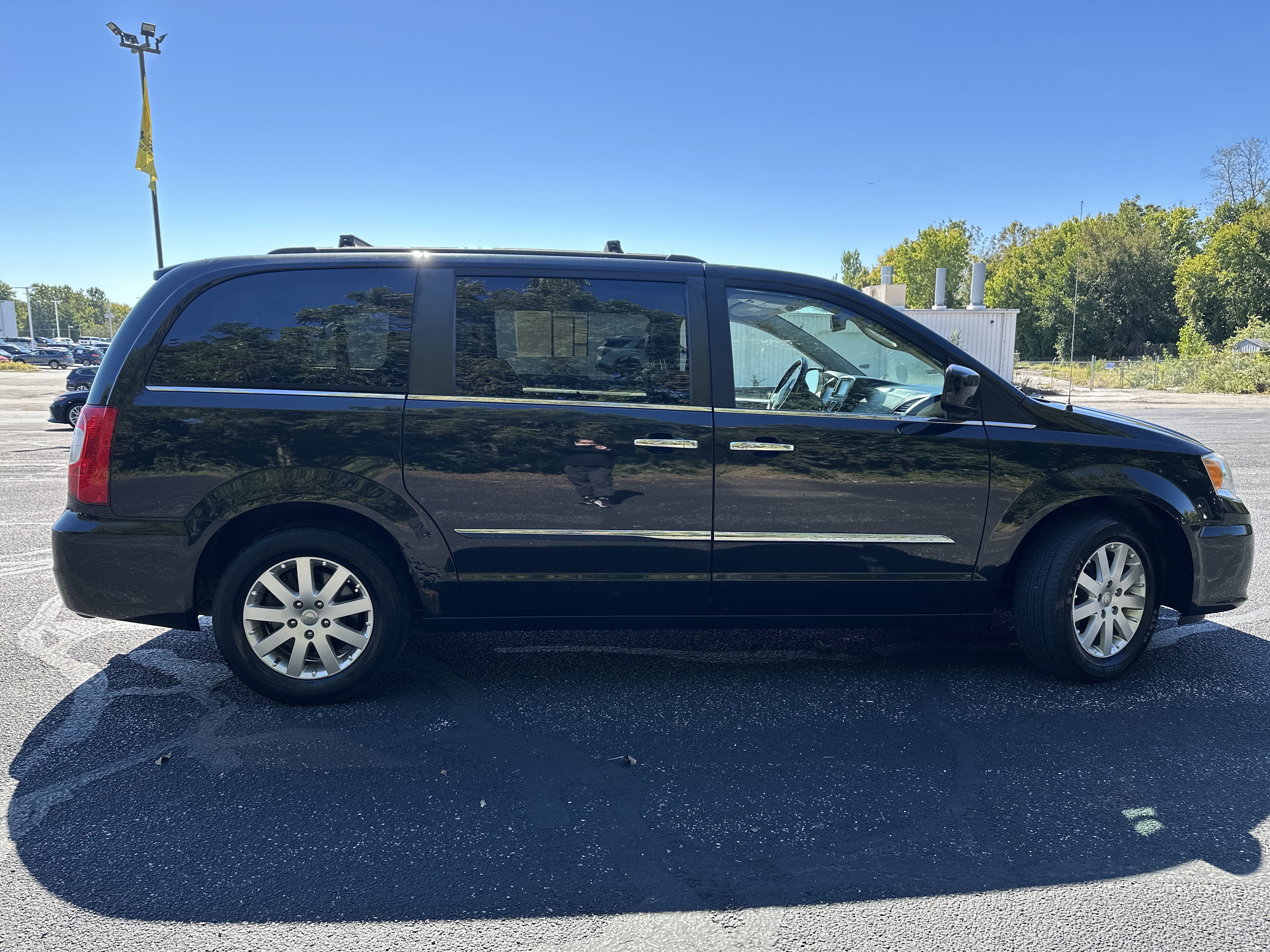 Used 2015 Chrysler Town & Country Touring w/ Driver Convenience Group FWD image 8
