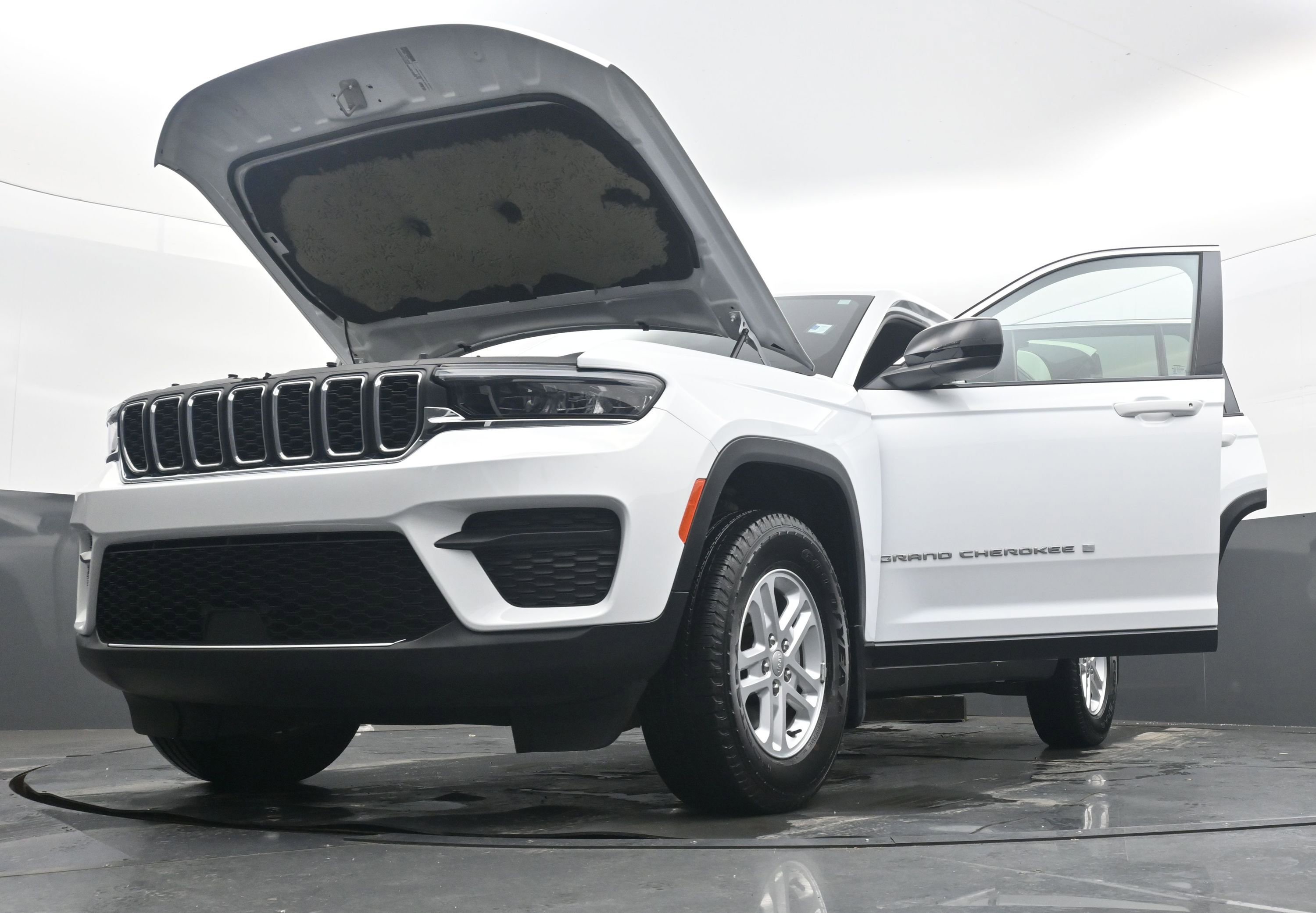 Used 2024 Jeep Grand Cherokee Laredo w/ MOPAR Finishing Package image 42