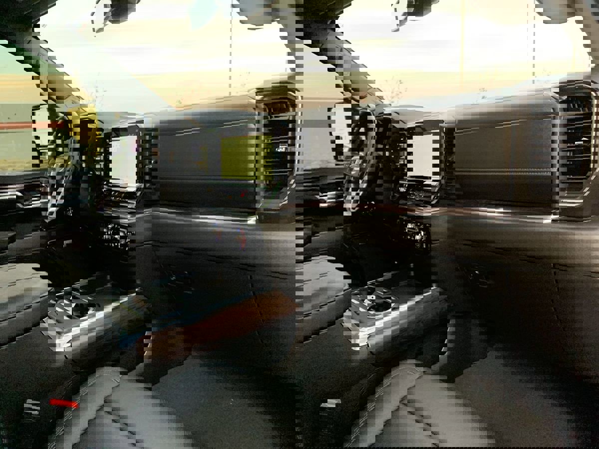 Used 2024 GMC Sierra 3500 SLT w/ SLT Premium Package image 33