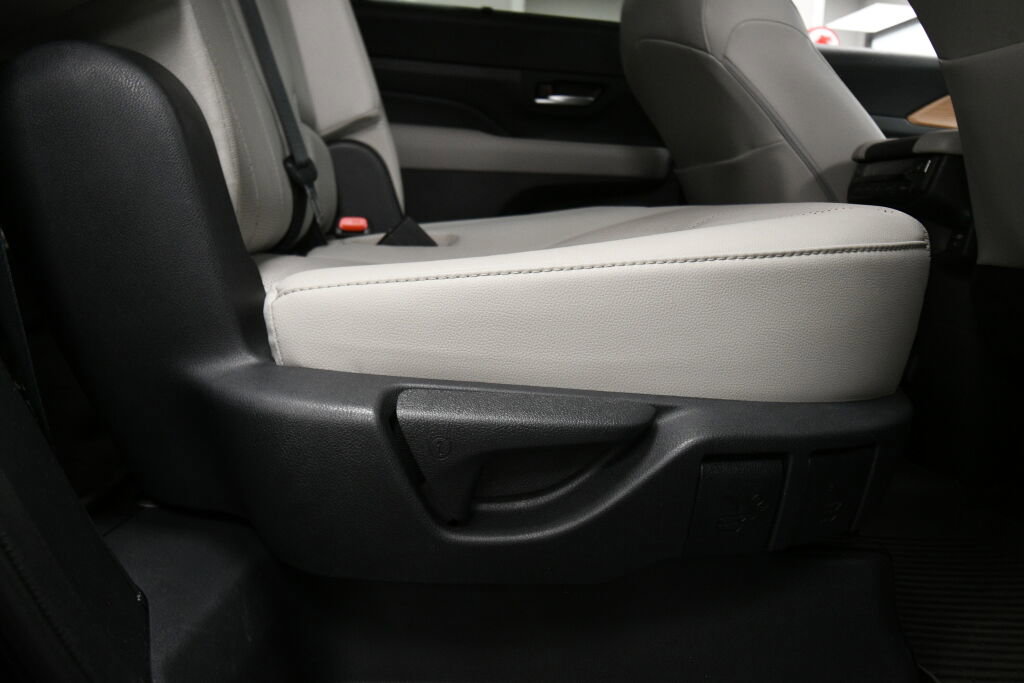 Used 2024 Toyota Grand Highlander Limited image 27