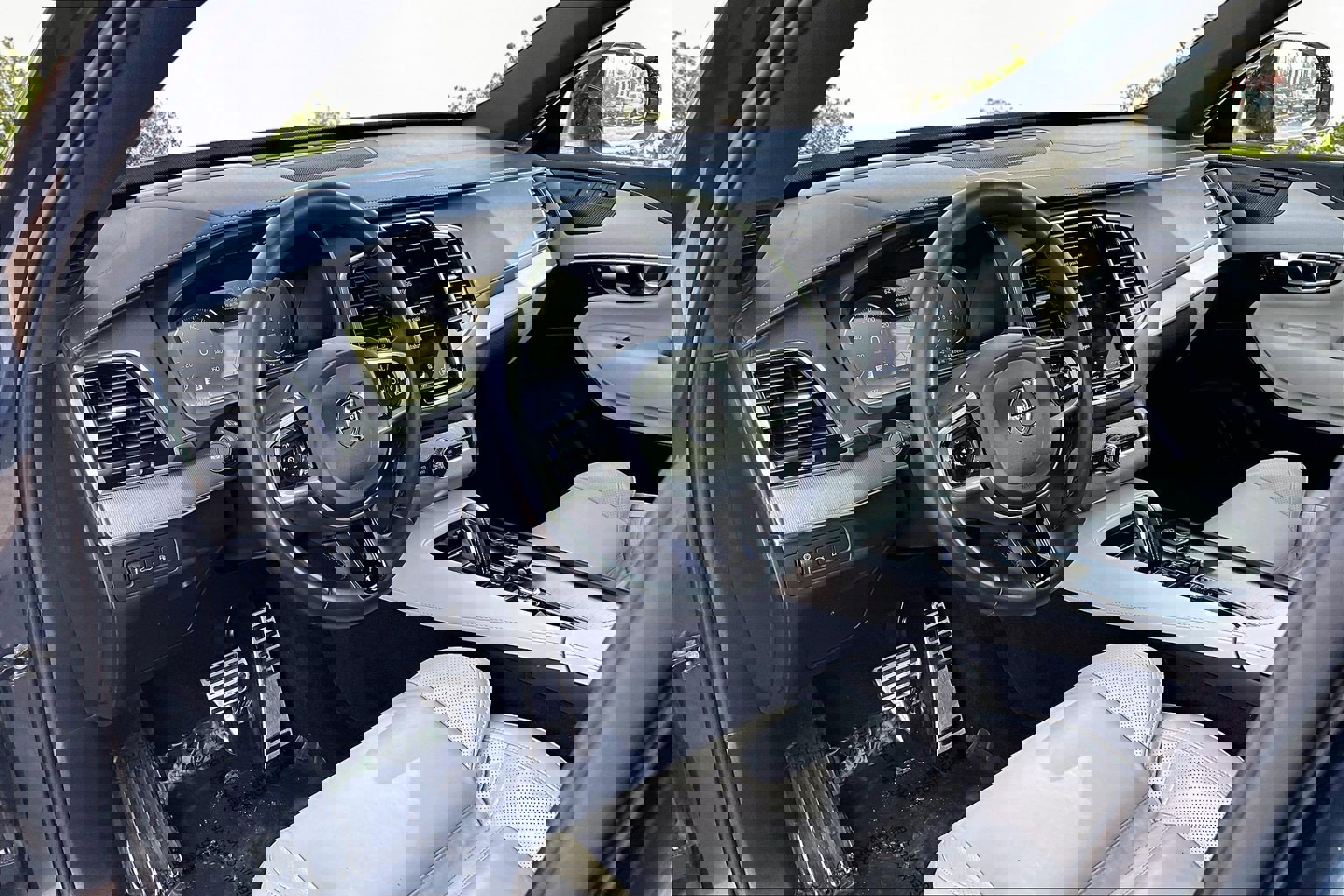 Used 2022 Volvo XC90 T8 R-Design w/ Advanced Package image 14