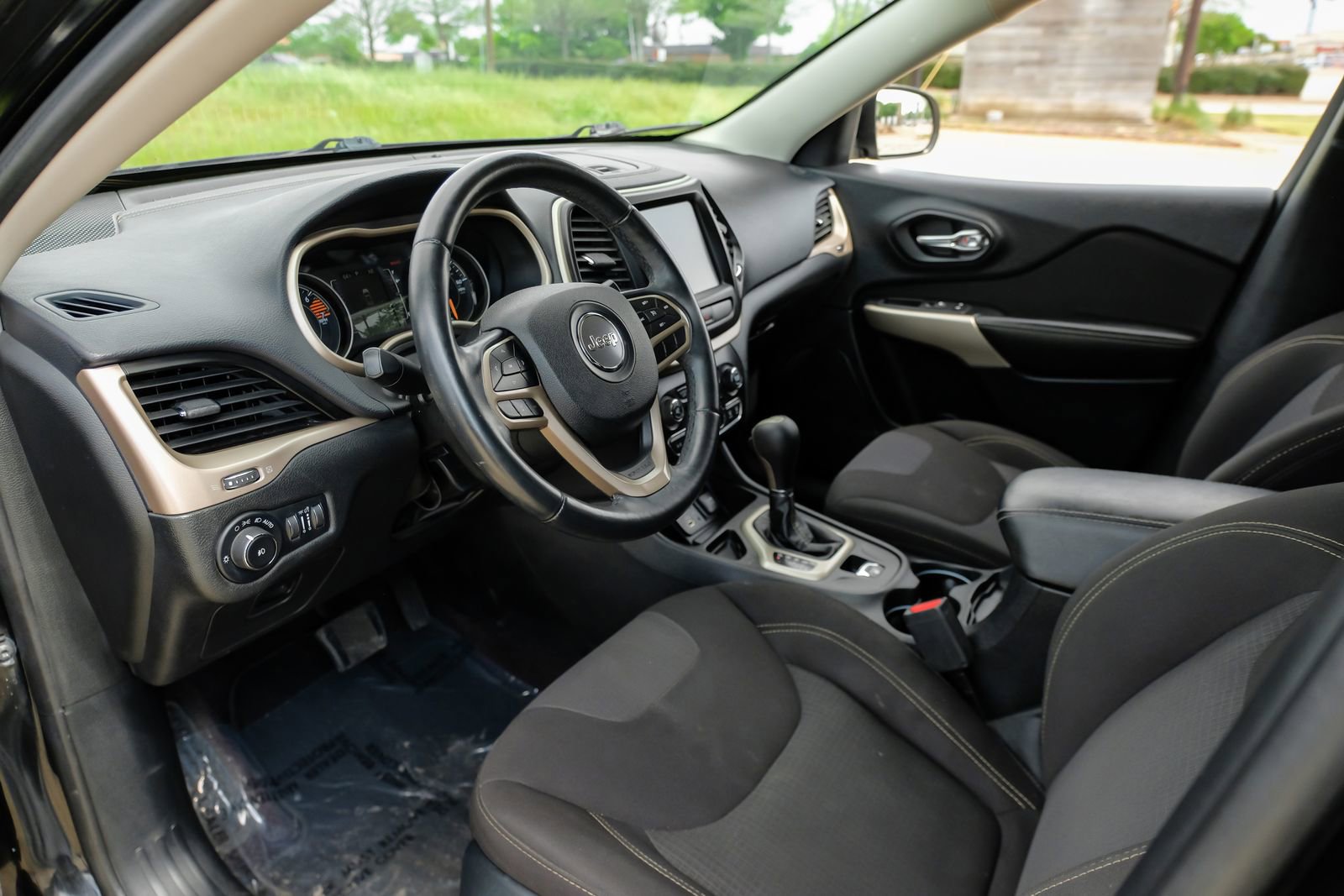 Used 2017 Jeep Cherokee Latitude w/ Safety/Convenience Group image 3