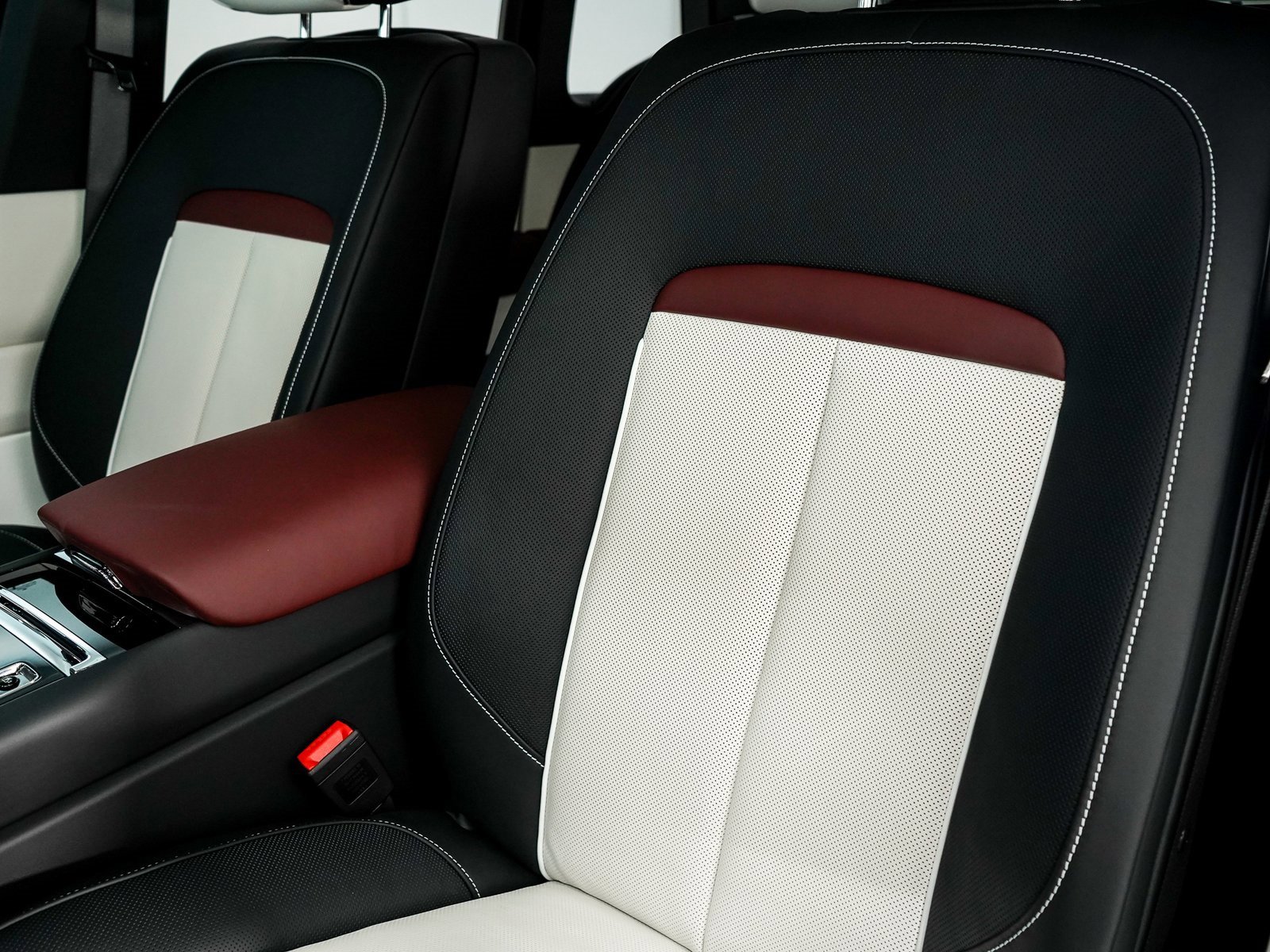 Certified 2025 Rolls-Royce Cullinan image 19