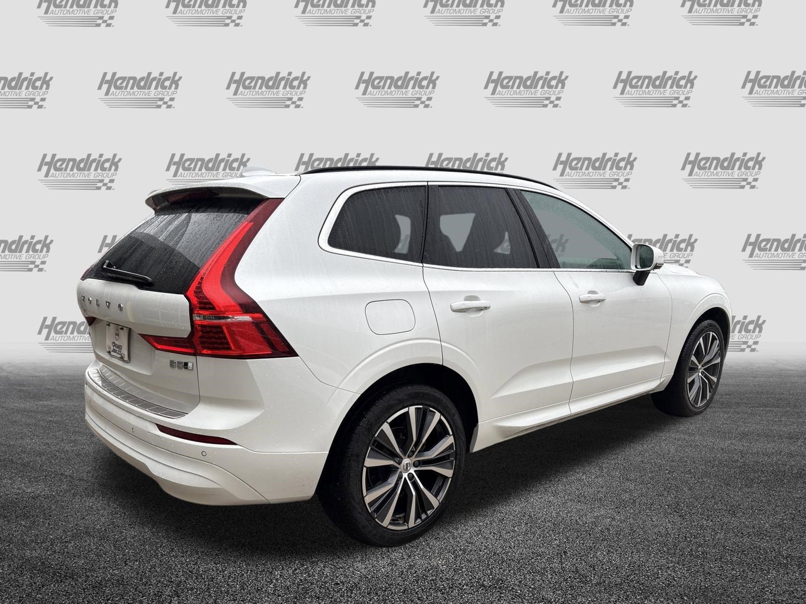 Used 2022 Volvo XC60 B5 Momentum w/ Climate Package image 9