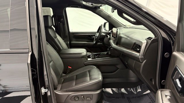Used 2025 Chevrolet Suburban Z71 AWD/4WD image 24