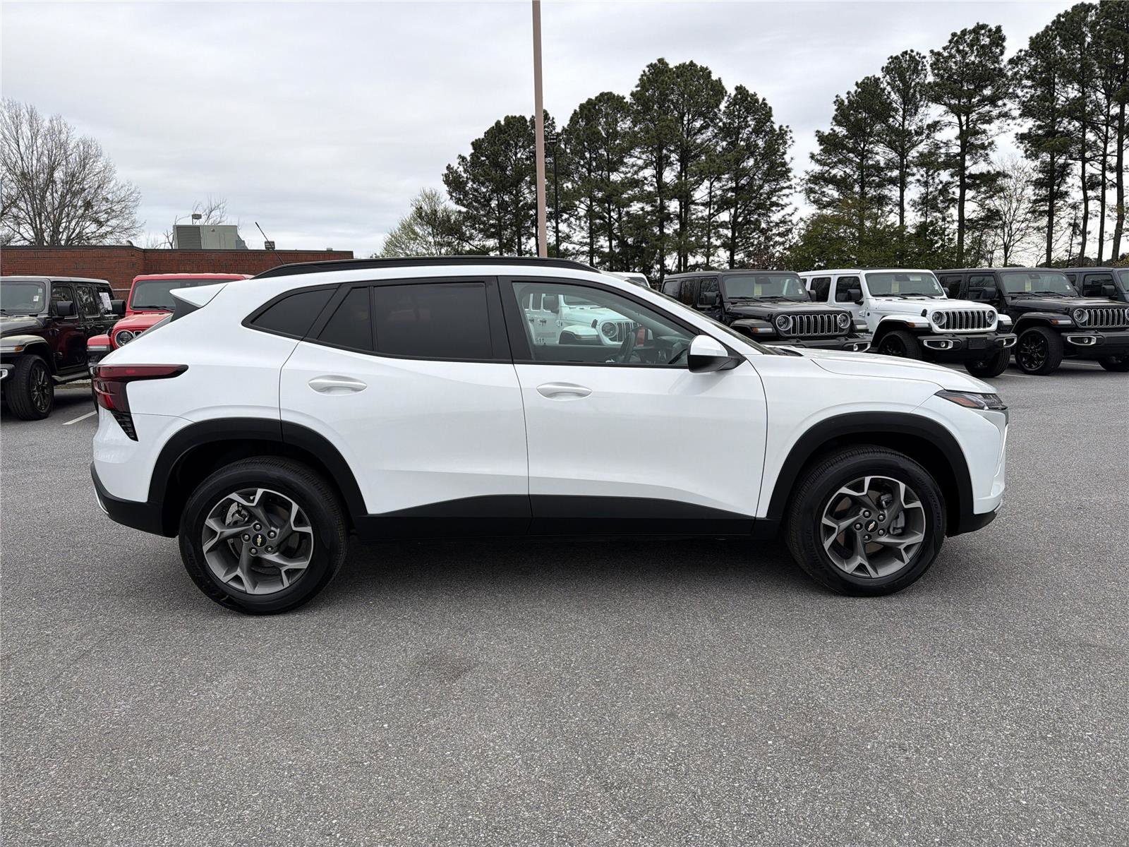 Used 2025 Chevrolet Trax LT image 5