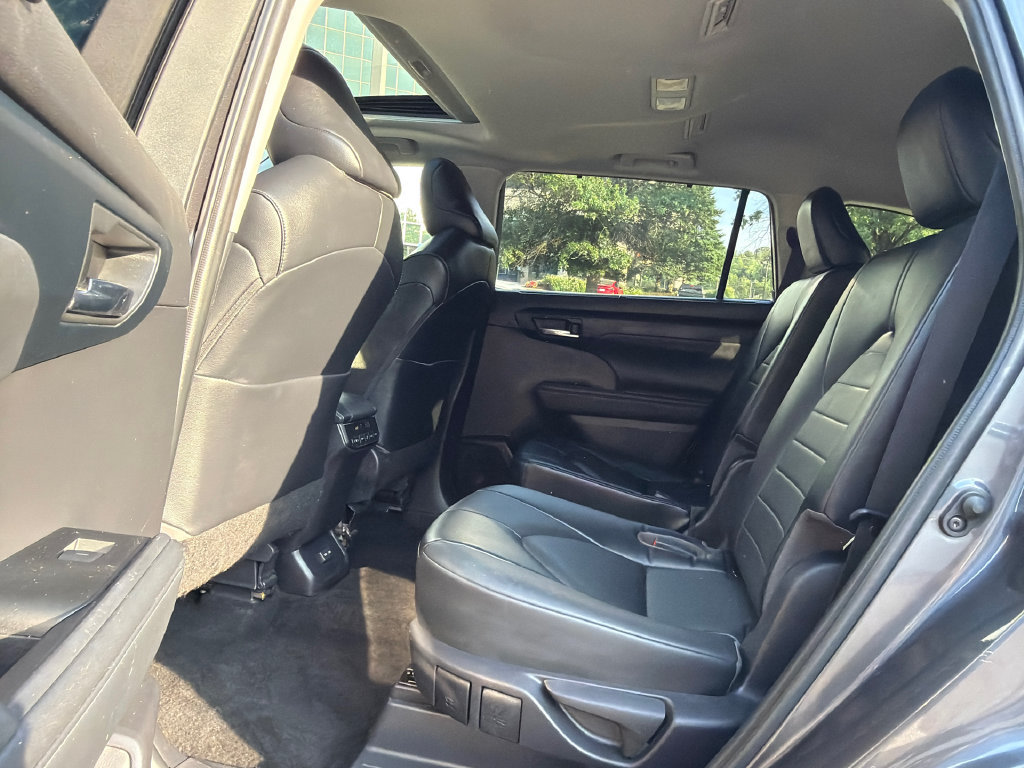 Used 2023 Toyota Highlander XLE FWD image 20