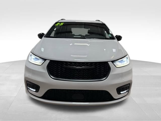 Used 2025 Chrysler Pacifica Limited image 5