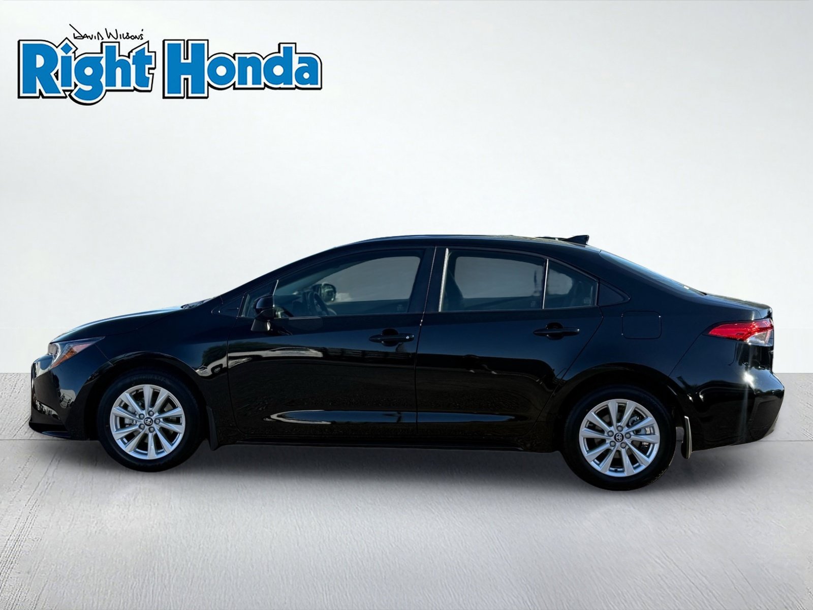 Used 2027 Toyota Corolla LE w/ LE Premium Package FWD image 3