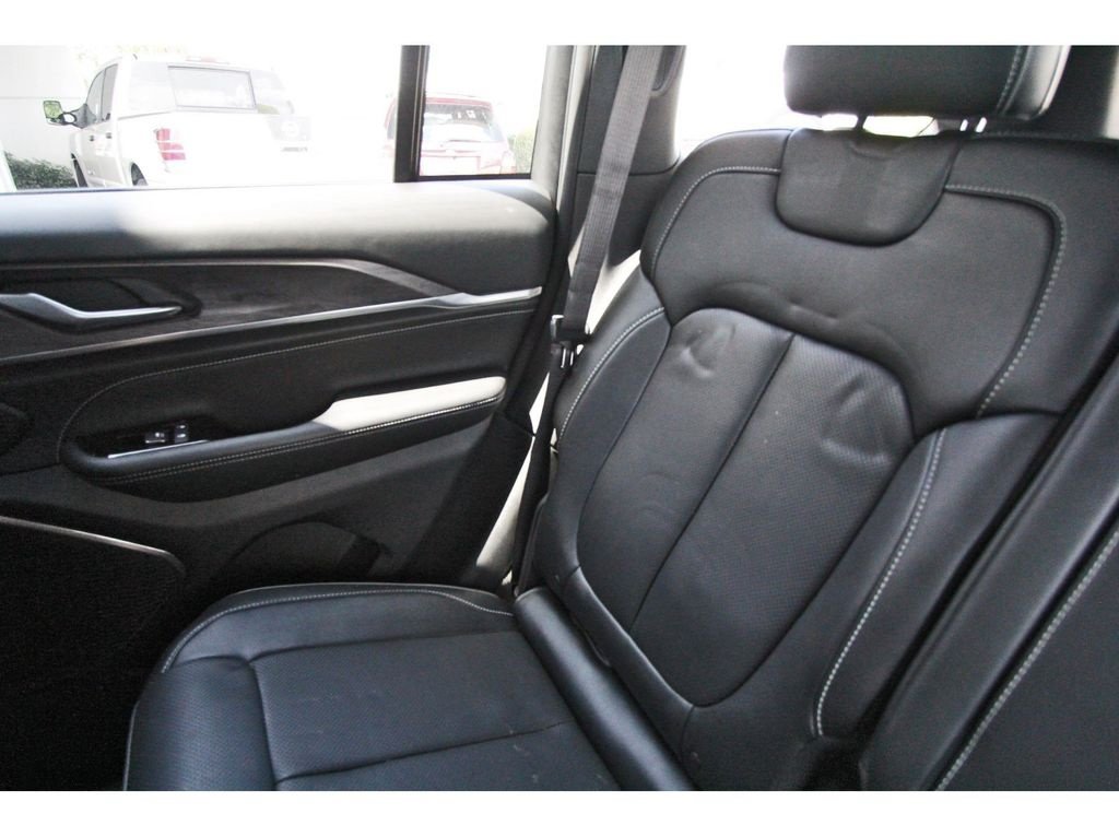 Used 2023 Jeep Grand Cherokee Overland AWD/4WD image 11