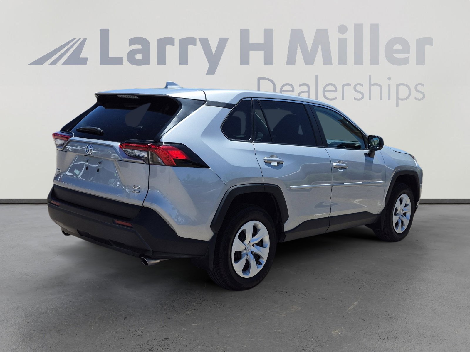 Certified 2023 Toyota RAV4 LE AWD/4WD image 5