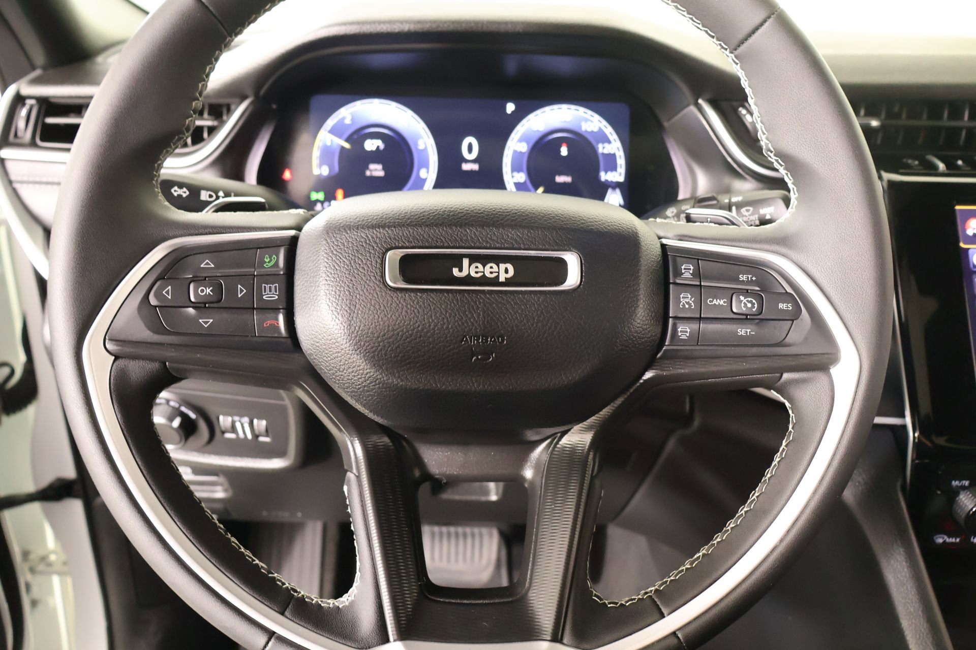 Used 2025 Jeep Grand Cherokee L Laredo RWD image 3