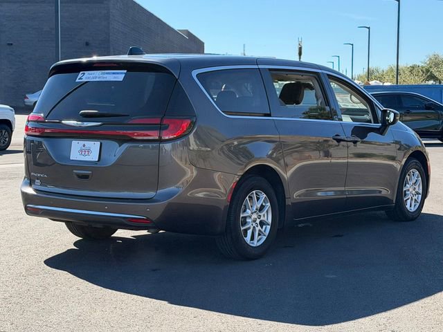 Used 2023 Chrysler Pacifica Touring-L image 6