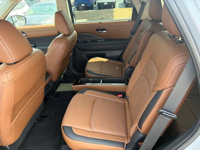 Used 2025 Nissan Pathfinder Platinum AWD/4WD image 17