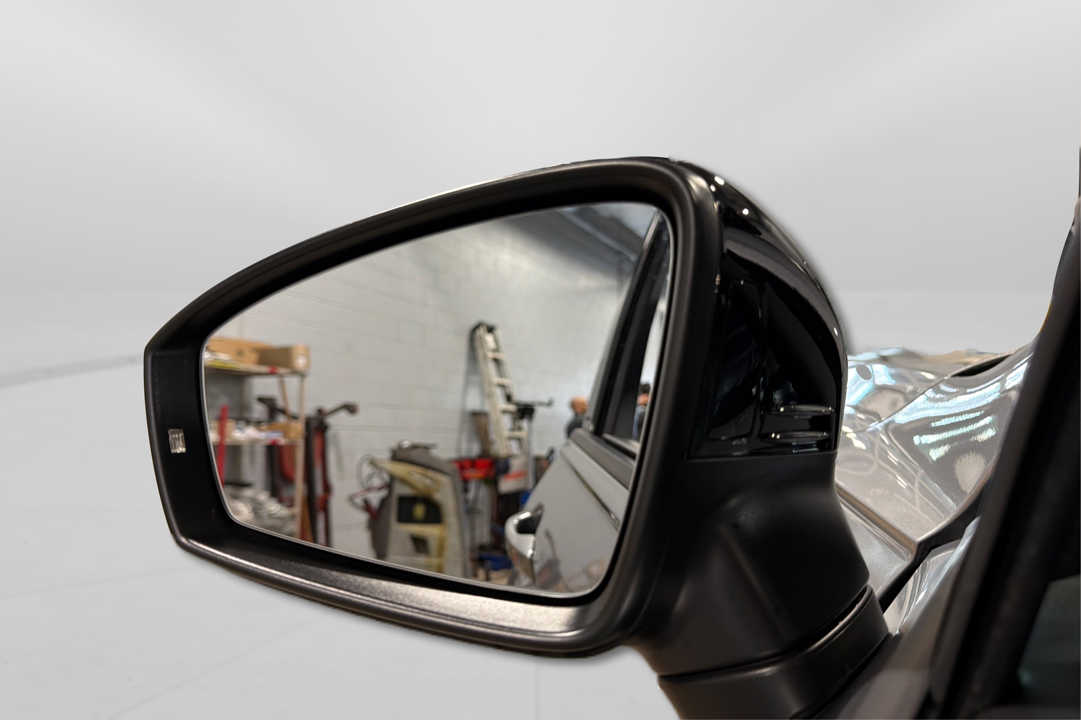 Used 2022 Volkswagen Tiguan SE R-Line AWD/4WD image 14
