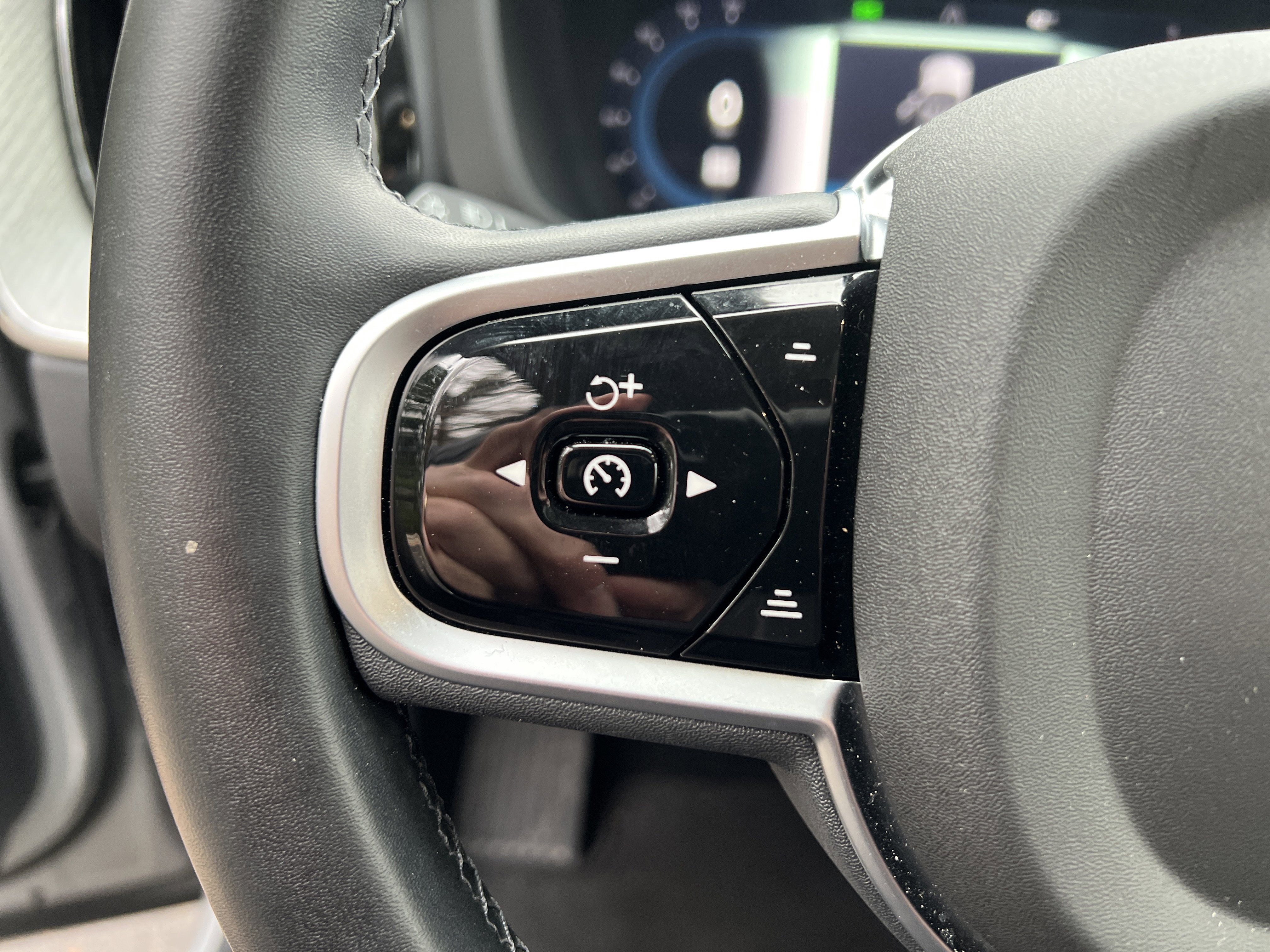 Used 2025 Volvo XC60 B5 Plus image 19