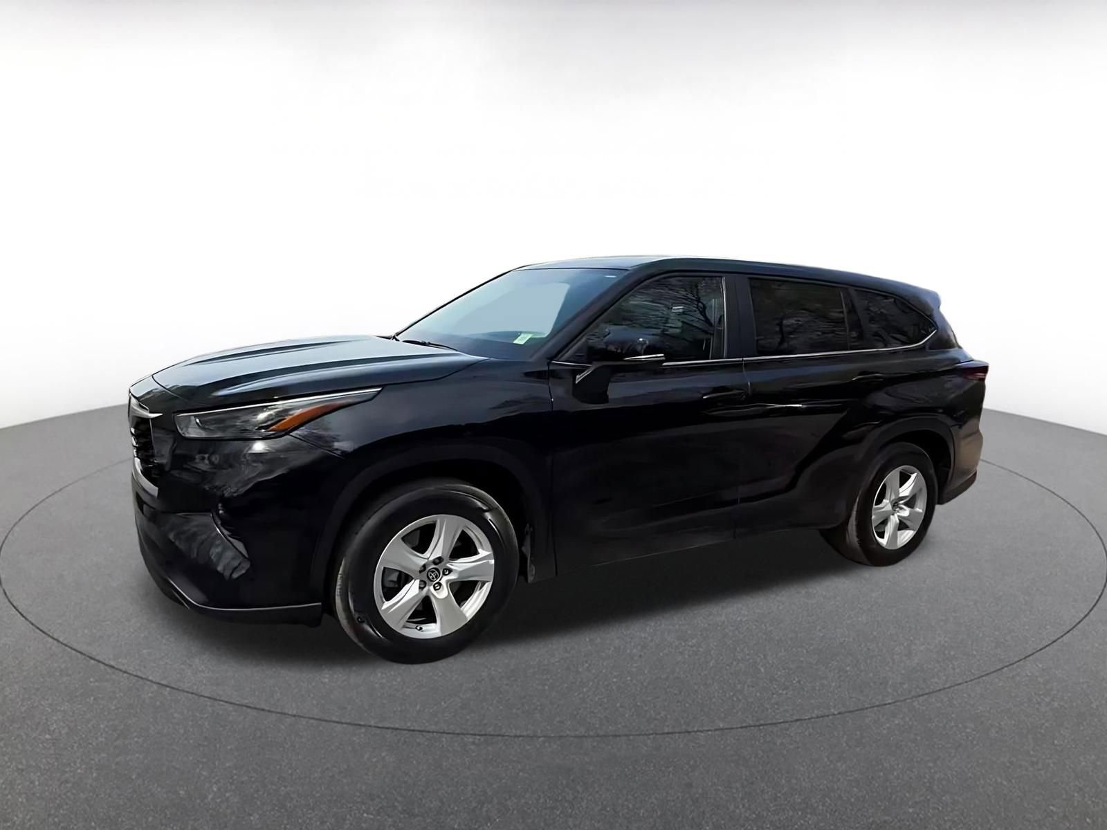 Used 2025 Toyota Highlander LE FWD image 8