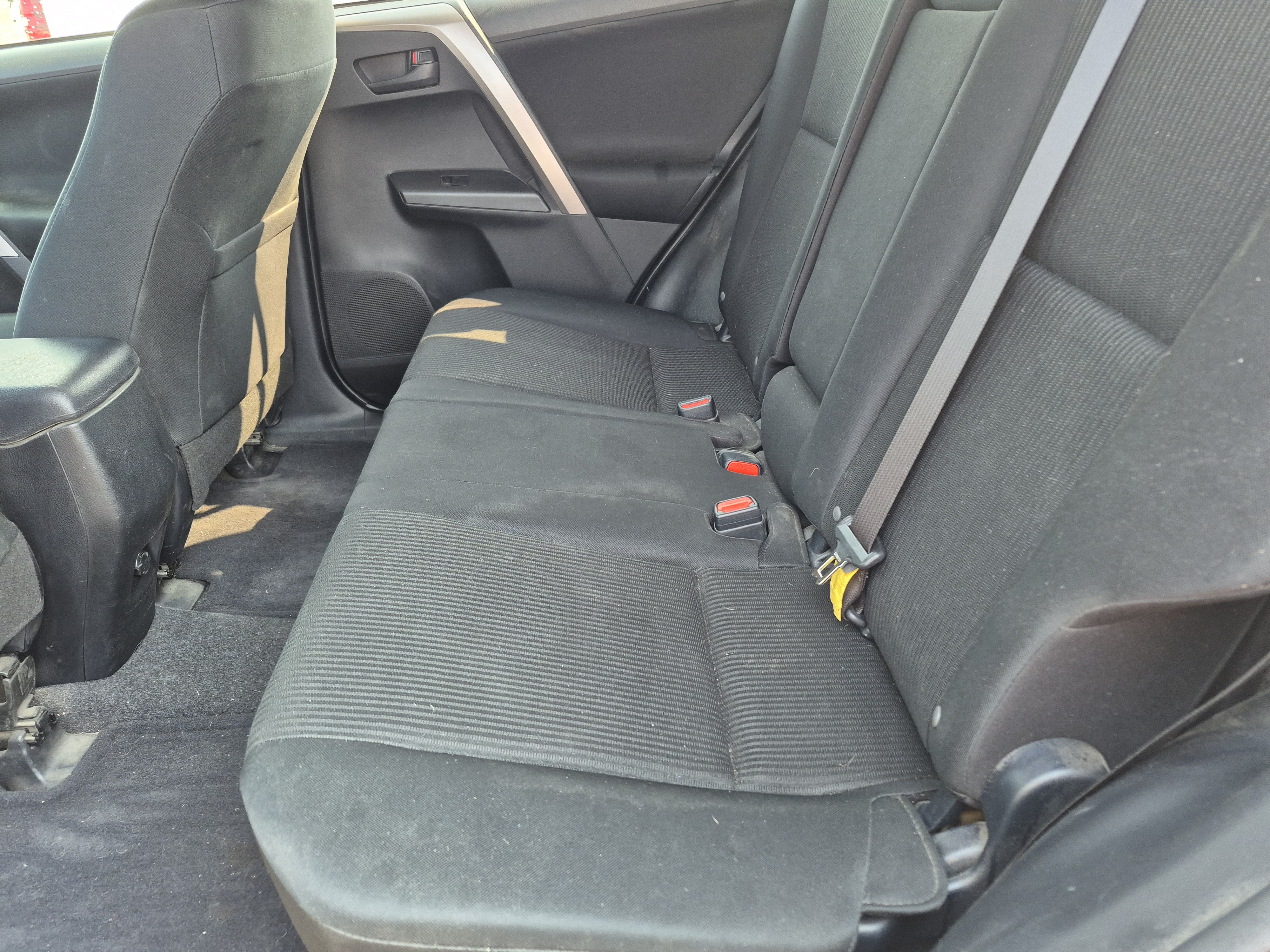 Used 2018 Toyota RAV4 LE w/ Carpet Mat Package AWD/4WD image 17