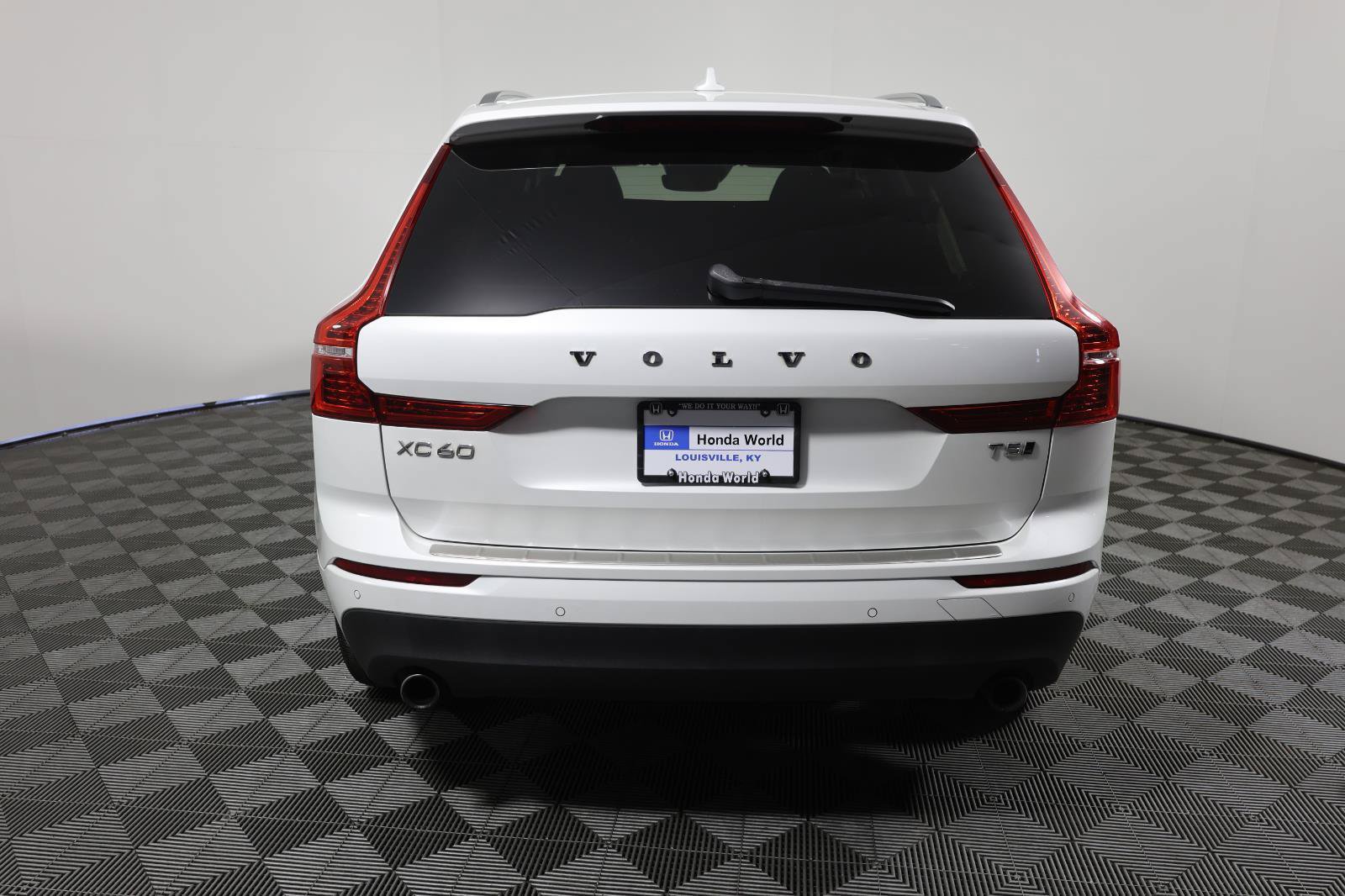 Used 2018 Volvo XC60 T5 Momentum w/ Vision Package AWD/4WD image 6