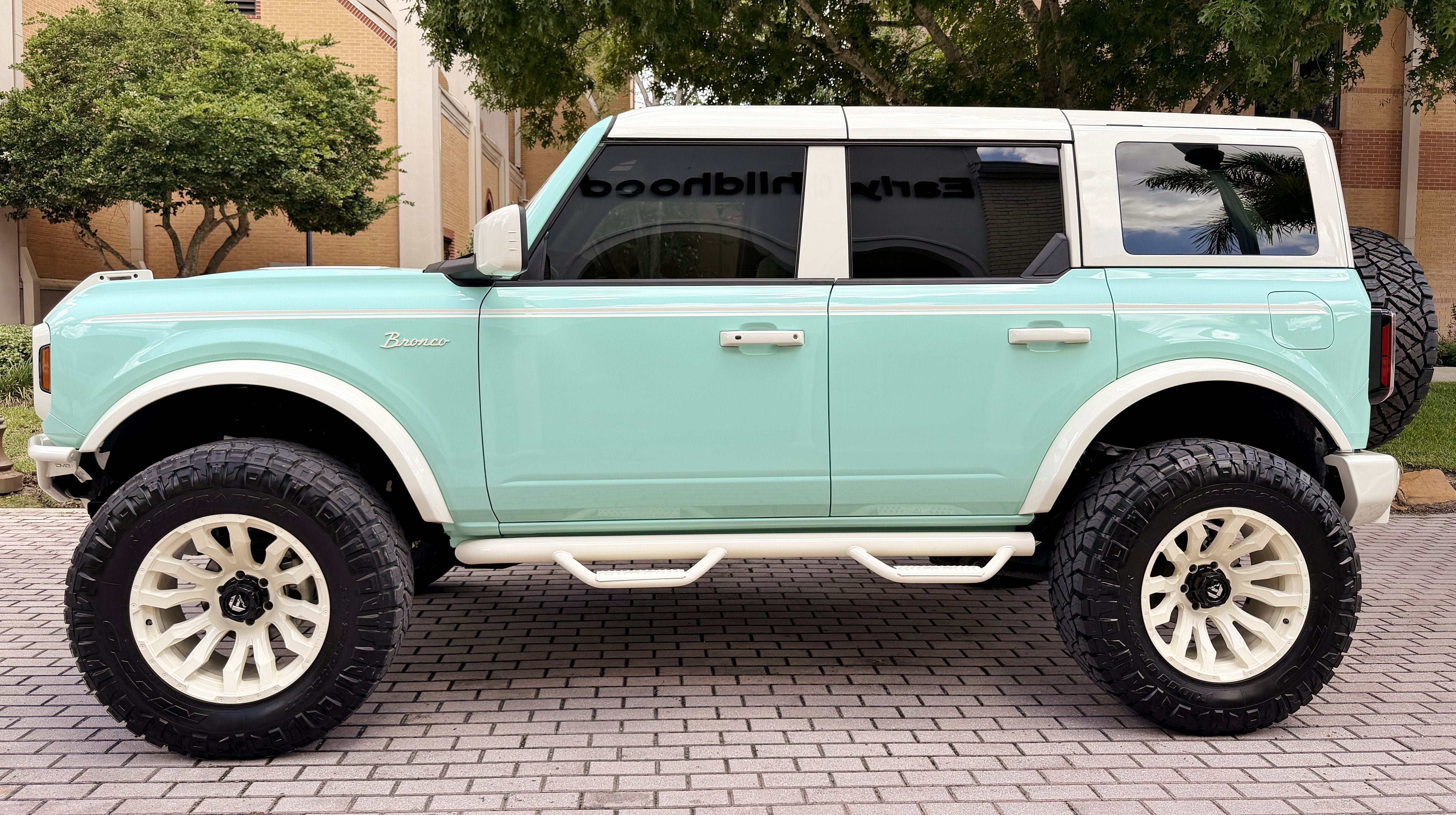 Used 2025 Ford Bronco Outer Banks AWD/4WD image 2